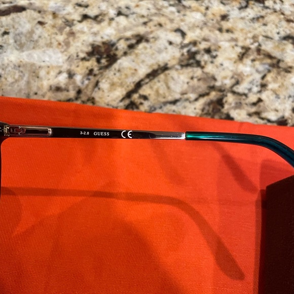 Guess prescription glasses. - Picture 7 of 8